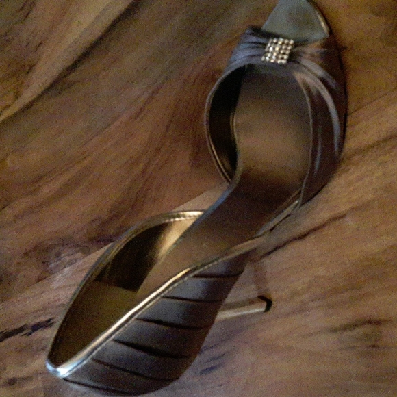 Nine west shoes   Has a little mark, hardly see able. - Picture 2 of 4